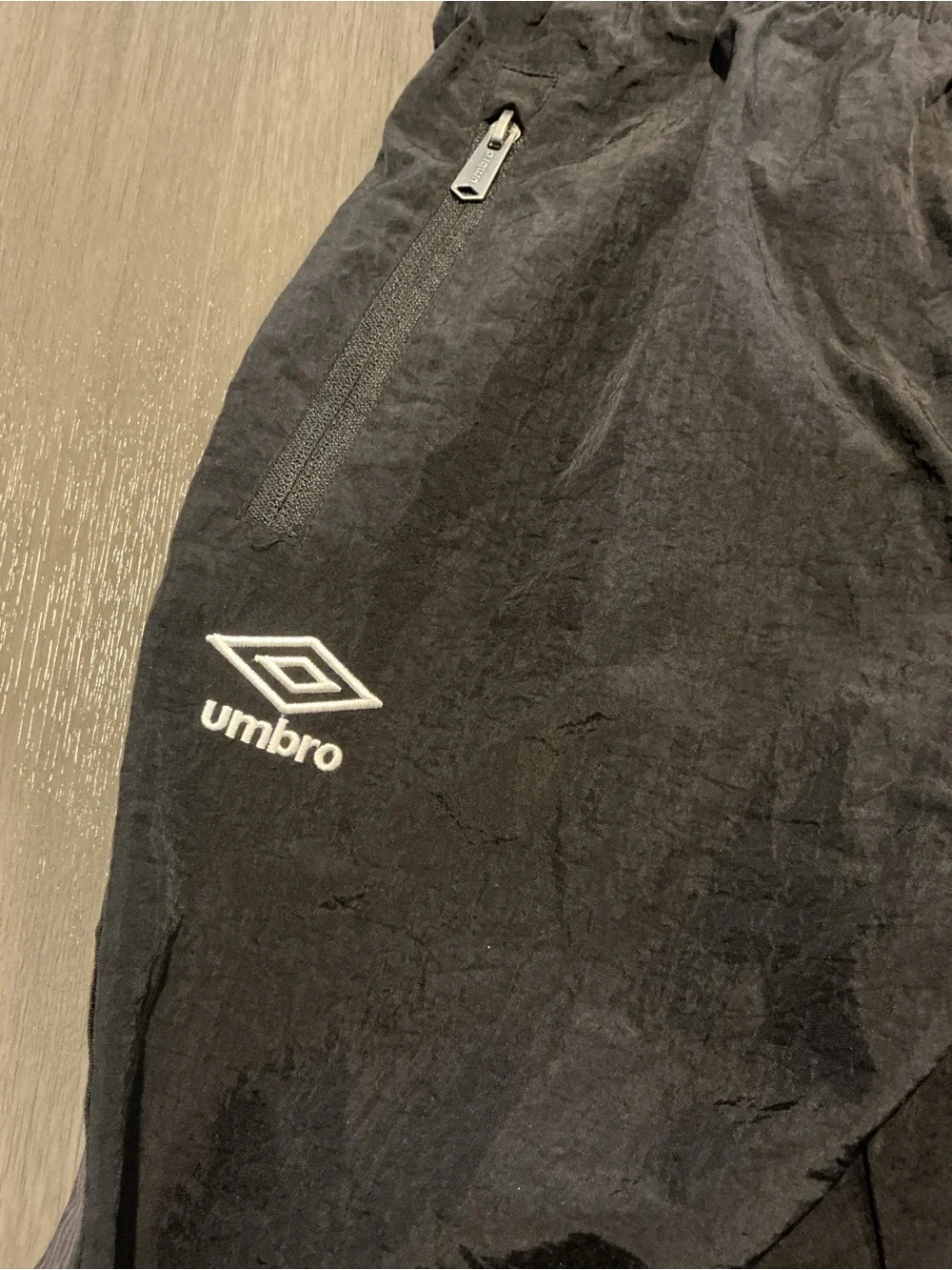 Umbro Men’s Sweeper Crinkle Nylon Track Pants Black Double Diamond Side Size M